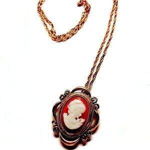 1970s Vintage Victorian Look Solid Perfume Cameo Locket Necklace Never Used
